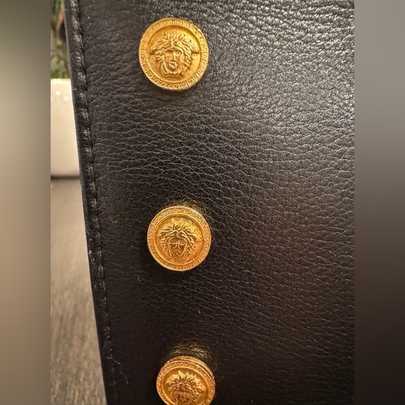 1990s Gianni Versace Couture Medallion Black leather Chain Bag - Picture 3 of 12